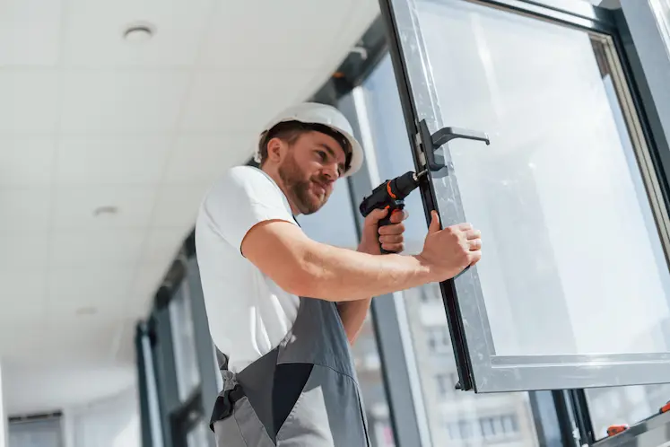 Fabbro al lavoro su un infisso a Bergamo